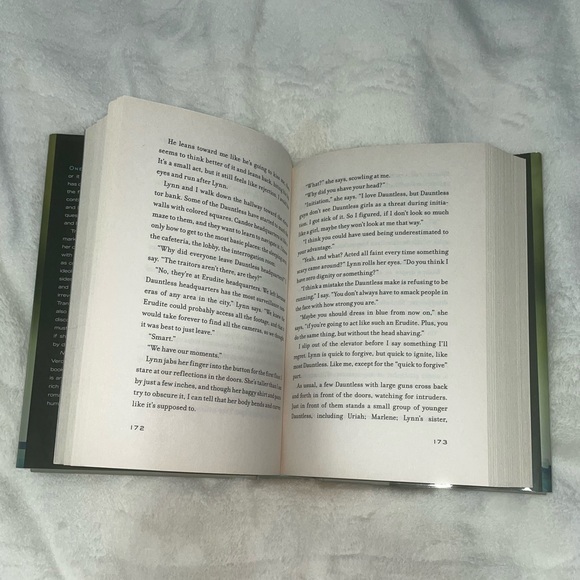 INSURGENT BOOK HARD COVER by Veronica Roth - Picture 4 of 5